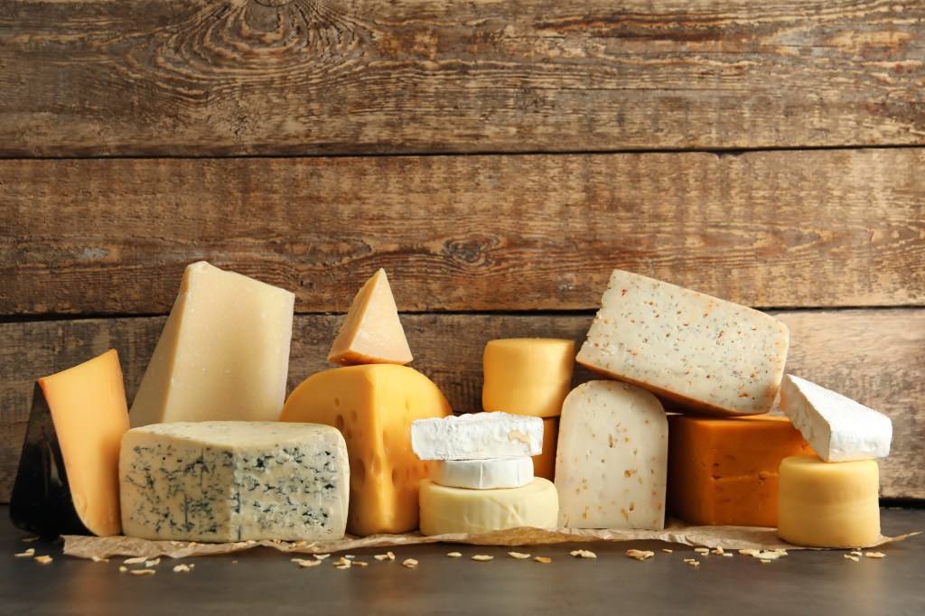 It is unclear which cheese has the best intention to prevent your hanging. Some cheeses boast a bond of B vitamins while others contain major liver -friendly bacteria. Here, different types of cheeses appear on a table.