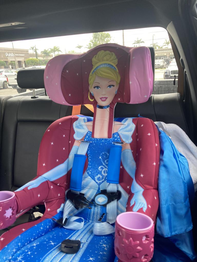 Woman without "someone" In the seat of her daughter's car, but it turned out to be the design of a Princess Disney.